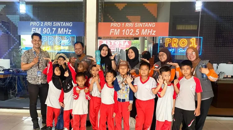 Hari Radio Internasional, SSKI Sintang Kunjungi RRI